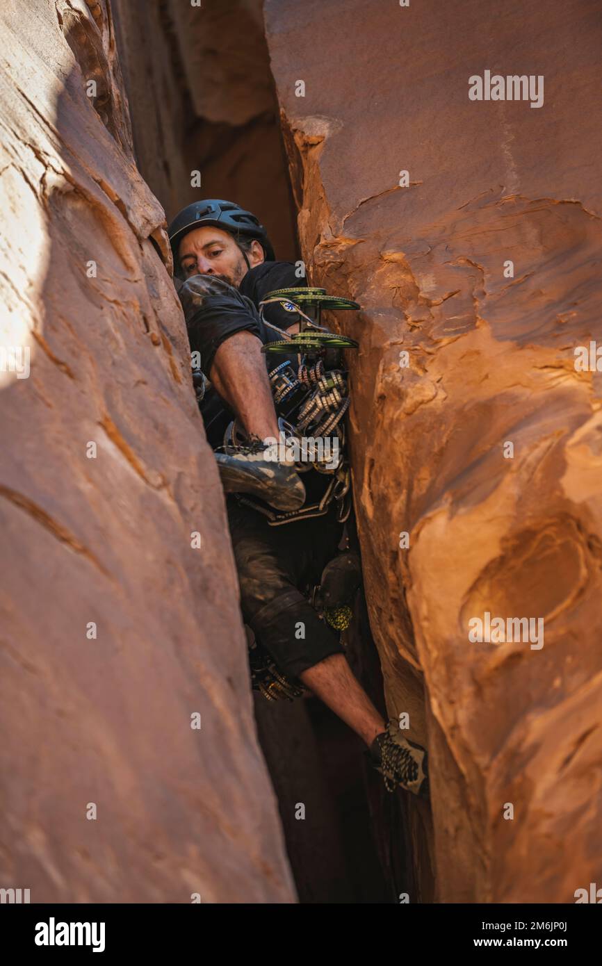 Vista dall'angolo basso delle formazioni rocciose di arrampicata dell'uomo al Bride Canyon Foto Stock