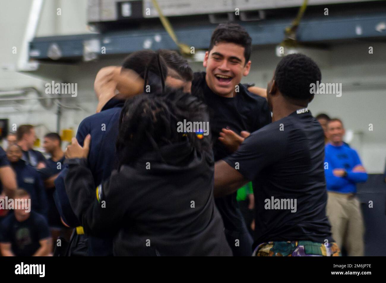 220428-N-EE352-2130 PACIFIC OCEAN (28 aprile 2022) i marinai festeggiano dopo aver vinto una partita durante un torneo di dodgeball nella baia hangar della portaerei di classe Nimitz USS Carl Vinson (CVN 70), aprile 28. Vinson sta attualmente conducendo operazioni marittime di routine nell'Oceano Pacifico. Foto Stock
