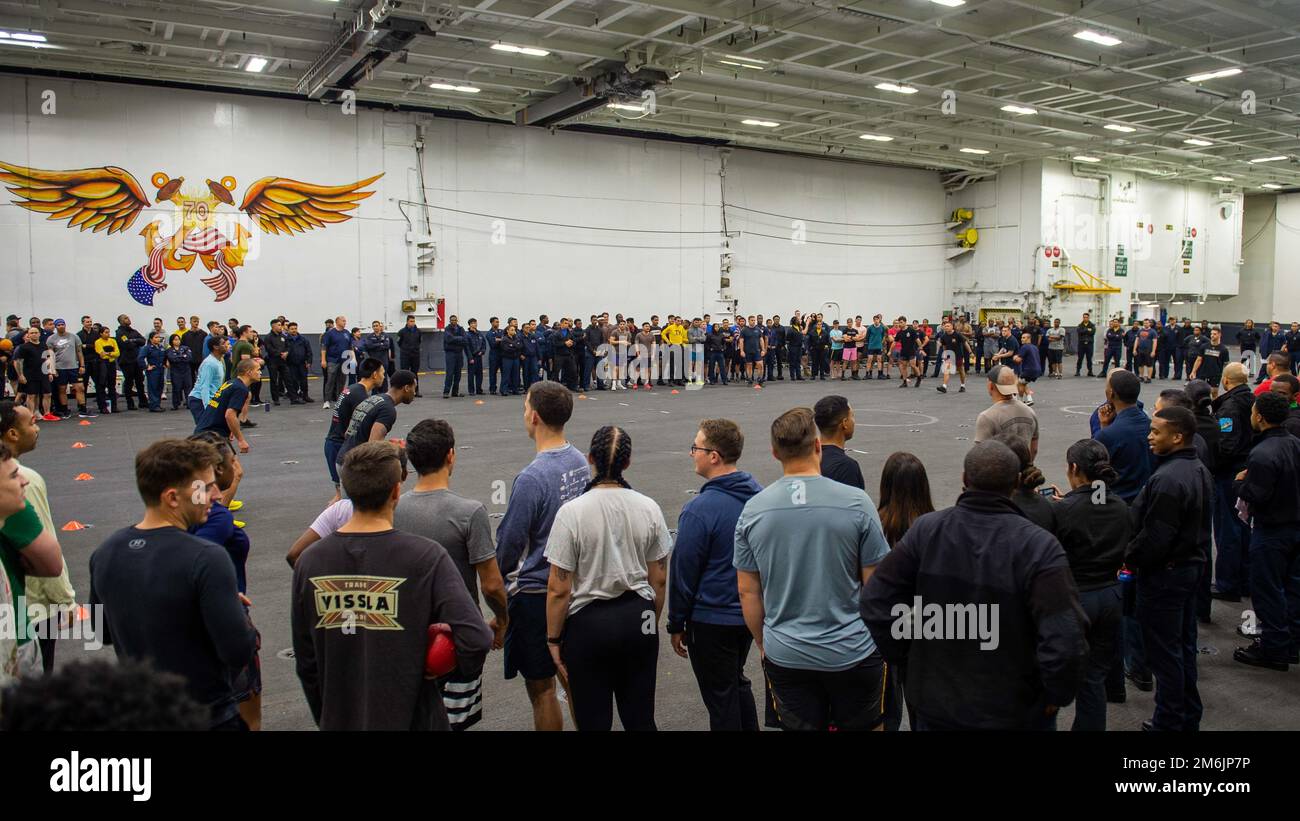 220428-N-EE352-2177 PACIFIC OCEAN (28 aprile 2022) i marinai partecipano a un torneo di dodgeball nella baia hangar della portaerei di classe Nimitz USS Carl Vinson (CVN 70), aprile 28. Vinson sta attualmente conducendo operazioni marittime di routine nell'Oceano Pacifico. Foto Stock