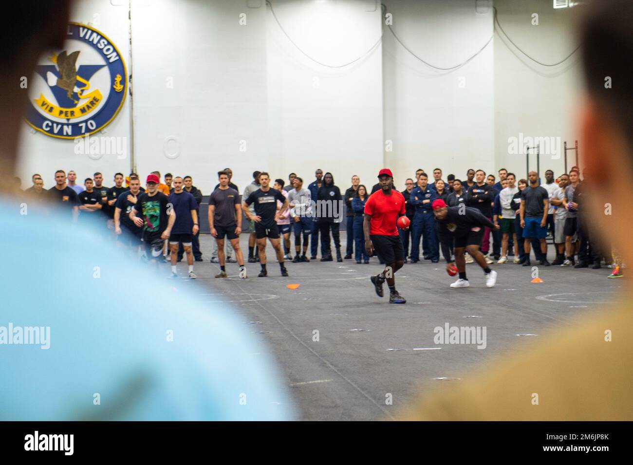 220428-N-EE352-2159 PACIFIC OCEAN (28 aprile 2022) i marinai partecipano a un torneo di dodgeball nella baia hangar della portaerei di classe Nimitz USS Carl Vinson (CVN 70), aprile 28. Vinson sta attualmente conducendo operazioni marittime di routine nell'Oceano Pacifico. Foto Stock