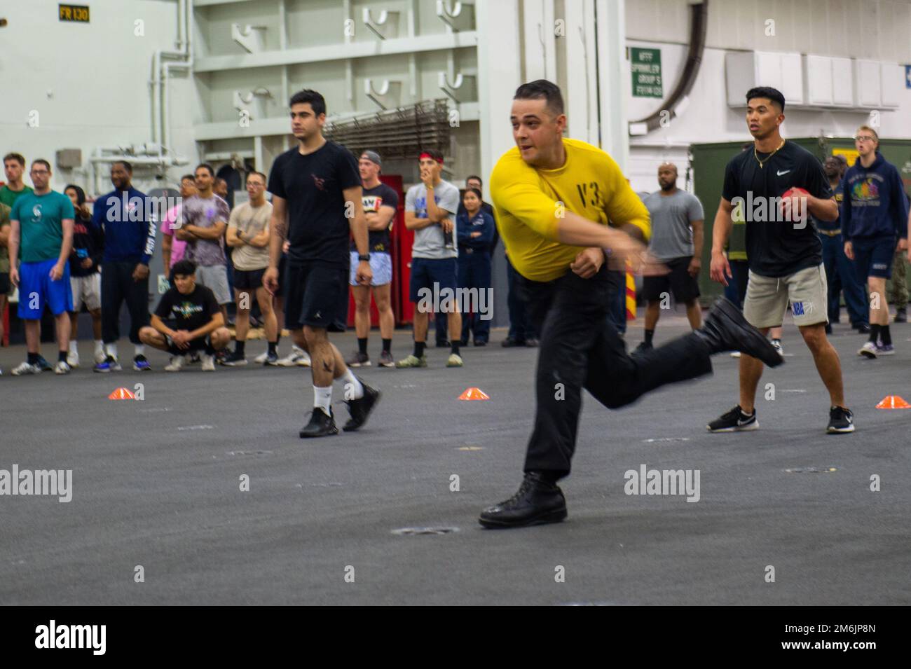 220428-N-EE352-2080 PACIFIC OCEAN (28 aprile 2022) i marinai partecipano a un torneo di dodgeball nella baia hangar della portaerei di classe Nimitz USS Carl Vinson (CVN 70), aprile 28. Vinson sta attualmente conducendo operazioni marittime di routine nell'Oceano Pacifico. Foto Stock