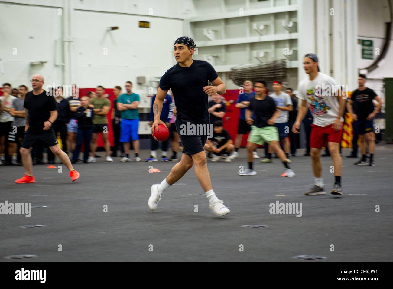 220428-N-EE352-2025 PACIFIC OCEAN (28 aprile 2022) i marinai giocano a dodgeball nella baia hangar della portaerei di classe Nimitz USS Carl Vinson (CVN 70), aprile 28. Vinson sta attualmente conducendo operazioni marittime di routine nell'Oceano Pacifico. Foto Stock