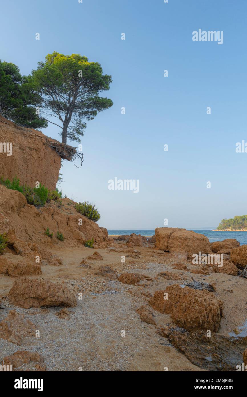 Uno scatto verticale di una famosa spiaggia rossa Podbrizi sull'isola di Vrgada, Croazia Foto Stock