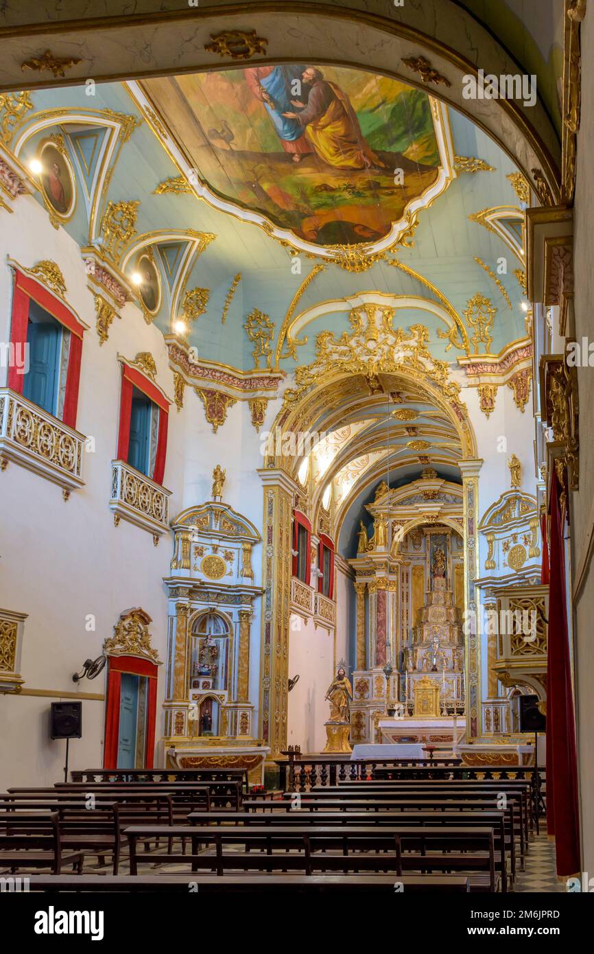 Splendidi interni barocchi della chiesa decorati con oro Foto Stock