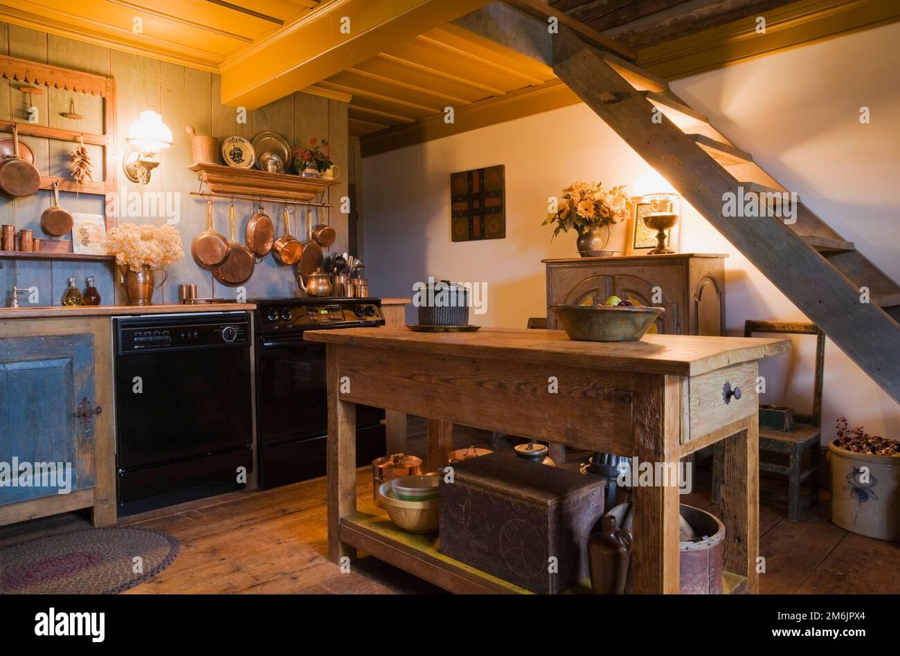 Antica isola di legno in cucina all'interno di vecchio regime francese 1752 casa stile cottage. Foto Stock