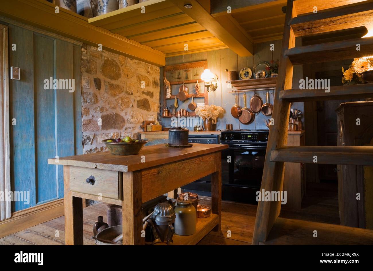 Antica isola di legno in cucina all'interno di vecchio regime francese 1752 casa stile cottage. Foto Stock