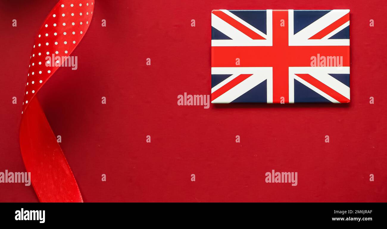 Bandiera di Union Jack della Gran Bretagna su sfondo rosso, il Platinum Jubilee della Regina e la celebrazione delle feste Foto Stock