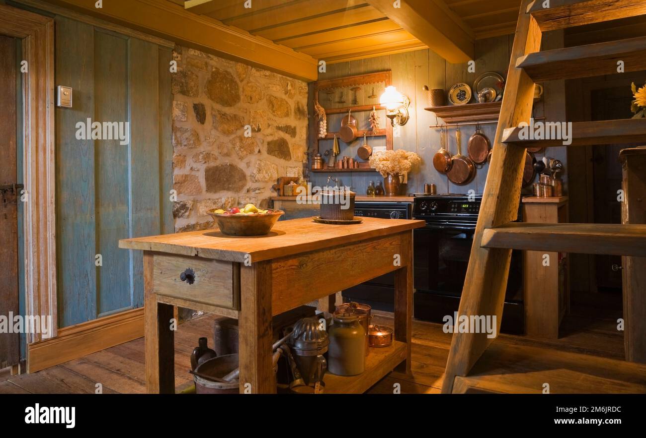 Antica isola di legno in cucina all'interno di vecchio regime francese 1752 casa stile cottage. Foto Stock