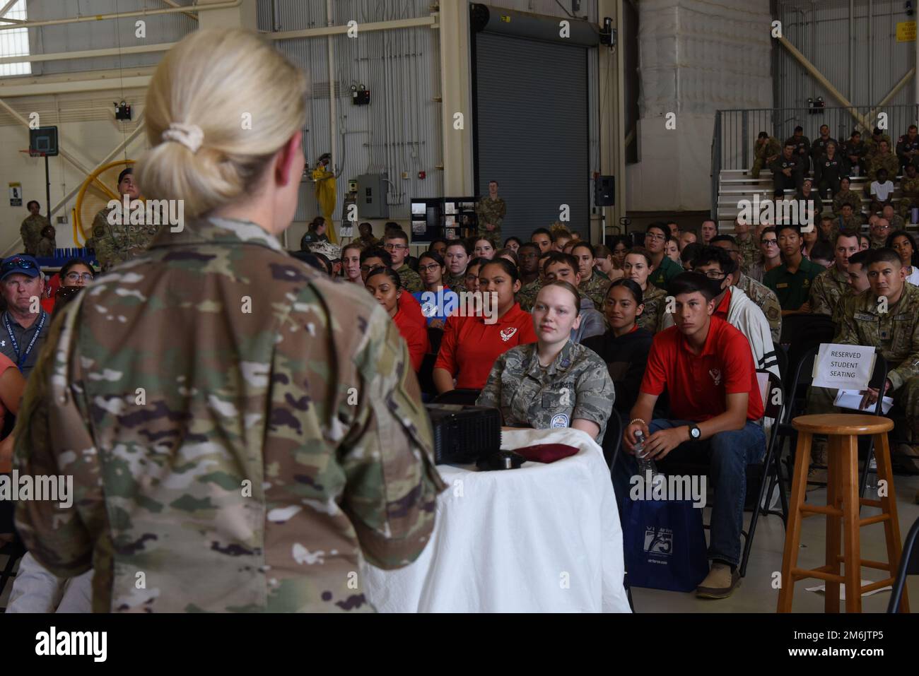 Laura L. Lenderman, direttore del comando per la mobilità aerea delle operazioni per la deterrenza strategica e l'integrazione nucleare, risponde alle domande degli studenti del ROTC presso la base aeronautica di Dyess, Texas, 29 aprile 2022. I piloti Women Airforce Service hanno ispirato generazioni di donne al servizio militare, tra cui il pilota Terry Rinehart, una delle prime 10 donne ad essere assunto come pilota commerciale, e il col. Kimberly Olsen, una delle prime piloti femminili dell'aeronautica. Foto Stock