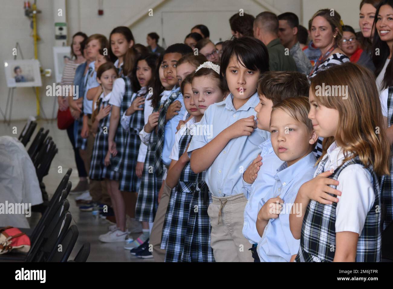 Studenti da St.. La John’s Episcopal School ha messo le mani sul cuore durante l’inno nazionale alla base dell’aeronautica militare Dyess, Texas, 29 aprile 2022. L'evento segna il 80th° anniversario dei piloti WASP (Women Airforce Service Pilots), il 80th° anniversario dell'Ala Airlift 317th e il 80th° anniversario dell'Aeronautica militare 8th. Foto Stock