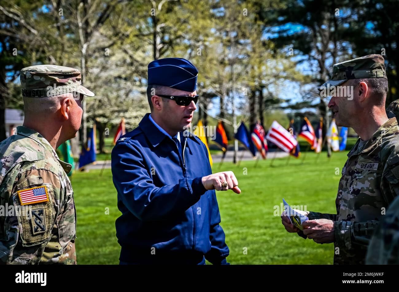 STATI UNITI Wes Adams, 87th Air base Wing, comandante, parla con gli Stati Uniti Rodney Faulk, 99th° Divisione di preparazione, comandante, dopo un cambio di responsabilità il 29 aprile 2022, presso la Joint base McGuire-Dix-Lakehurst, N.J. L'evento cerimoniale è stato tenuto per simboleggiare la transizione dell'autorità dal comando Sgt. Maj. Tamara Edwards al comando Sgt. Maj. James Van Zlike. Una cerimonia di cambio di responsabilità è un evento tradizionale destinato a rafforzare l'autorità ufficiale non commissionata negli Stati Uniti E sottolinea il loro sostegno alla catena di comando. Foto Stock