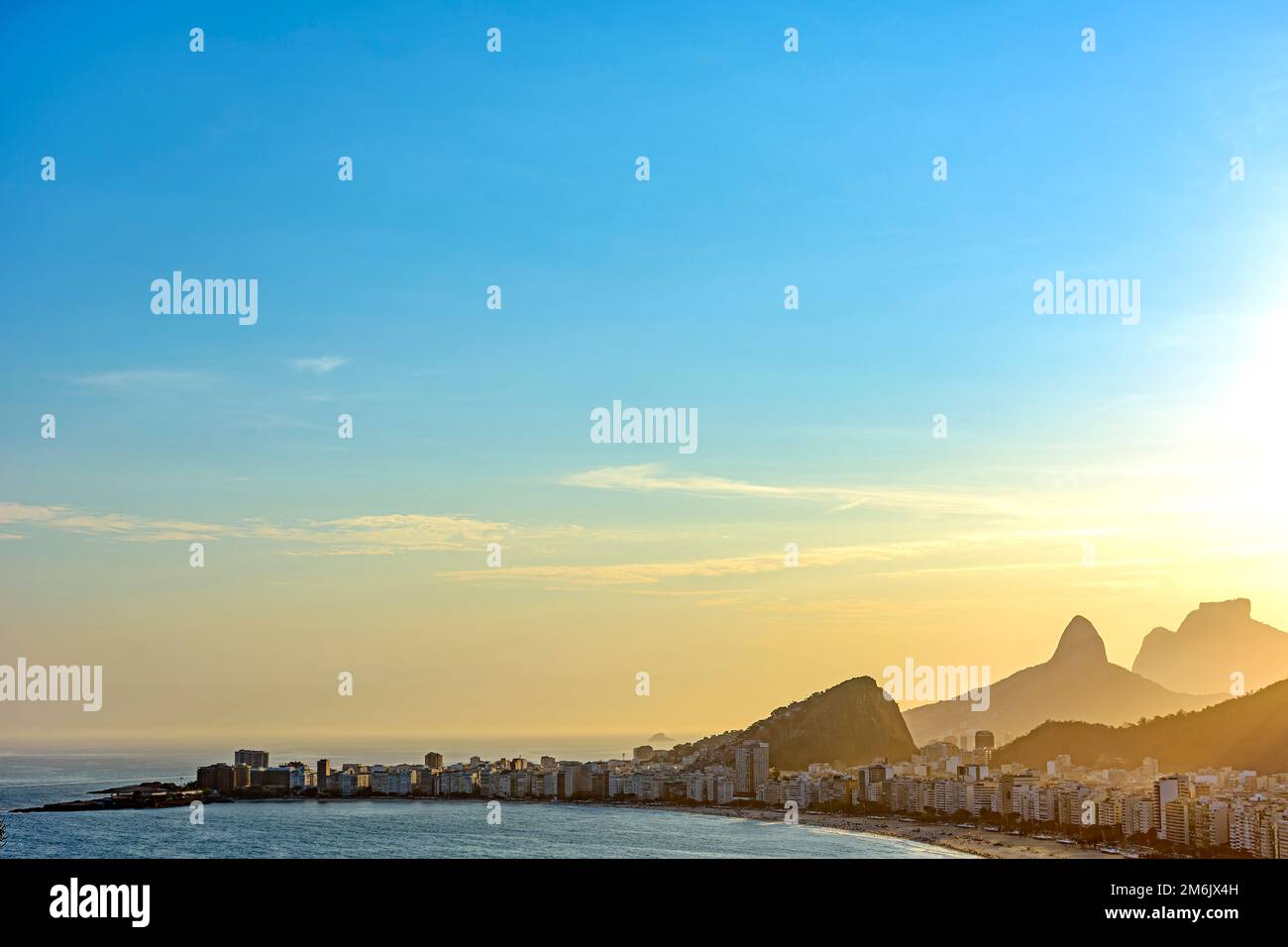 Copacabana Beach, i suoi edifici e le montagne di Rio de Janeiro Foto Stock