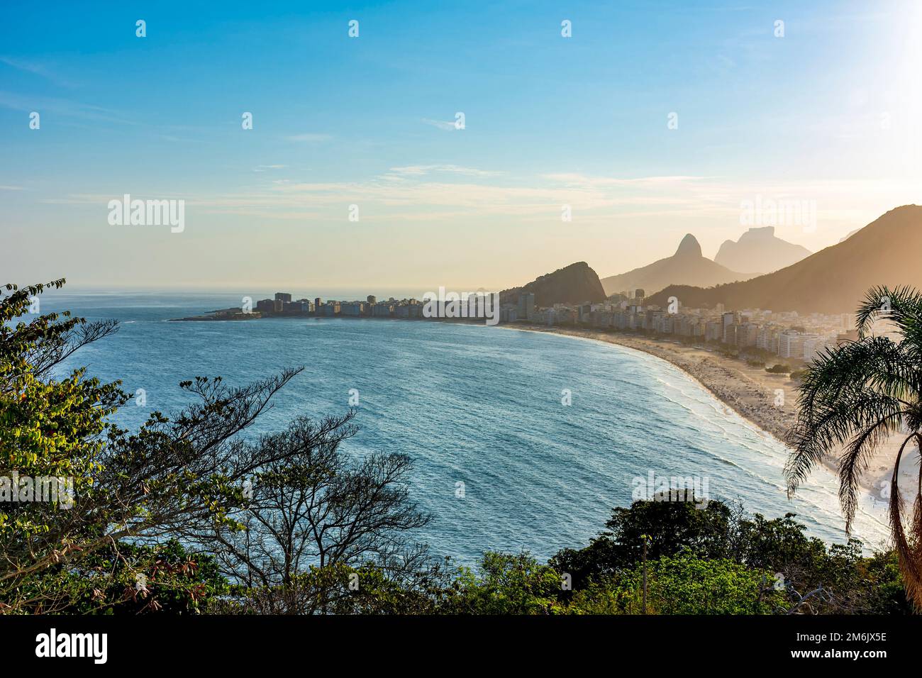 Spiaggia di Copacabana e montagne di Rio de Janeiro Foto Stock