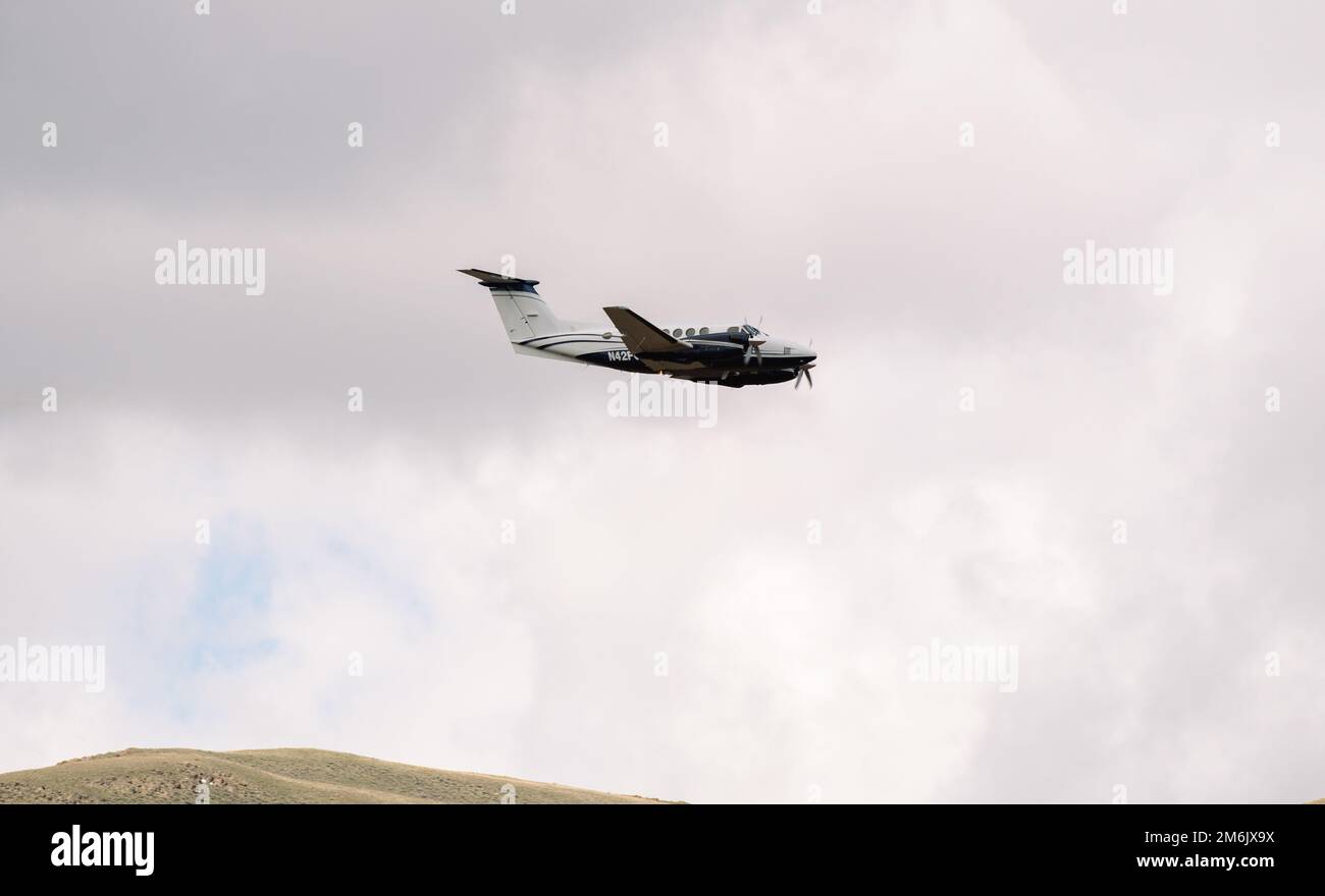 “LEAD 9”, un Beech B200GT King Air, pilotato da Lisa Allen dal Buerau di Land Management, conduce un percorso di formazione durante il 2022° allenamento primaverile dei sistemi antincendio modulari ad aria (MAFFS) a Boise, Idaho, 29 aprile 2022. Le unità MAFFS sono in formazione per gli Stati Uniti Missione Northern Command. In caso di attivazione durante l'anno dell'incendio, First Air Force (AFNORTH), USA Il comando della componente aerea del comando del nord è il capo operativo del DoD per gli sforzi militari aerei per sostenere le richieste di assistenza antincendio dell'USDA Forest Service-National Interagency Fire Center. Foto Stock