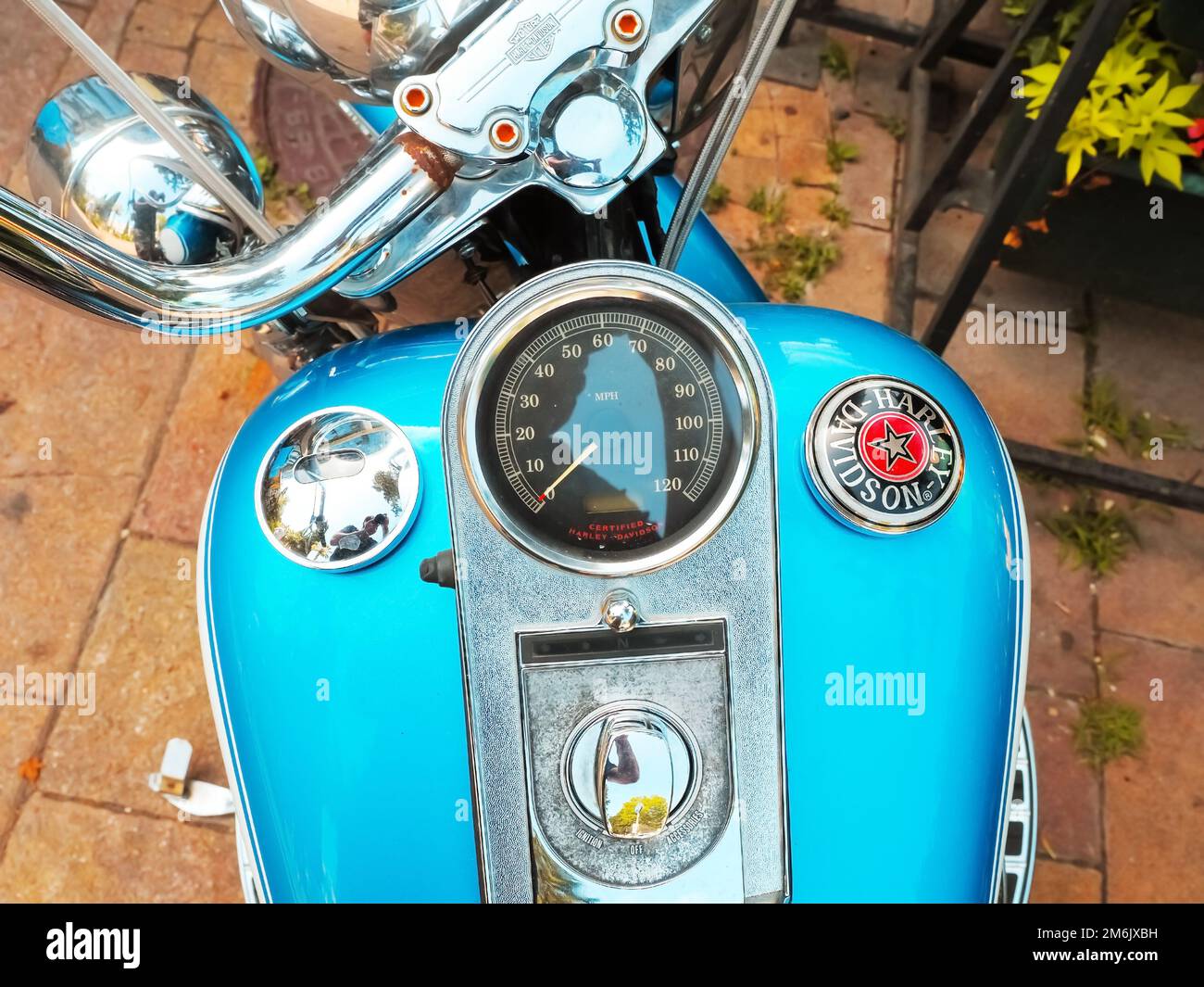 Russia, Sochi 03.07.2021. Serbatoio blu luminoso con tachimetro per motociclette con logo e scritta harley davidson sul Foto Stock