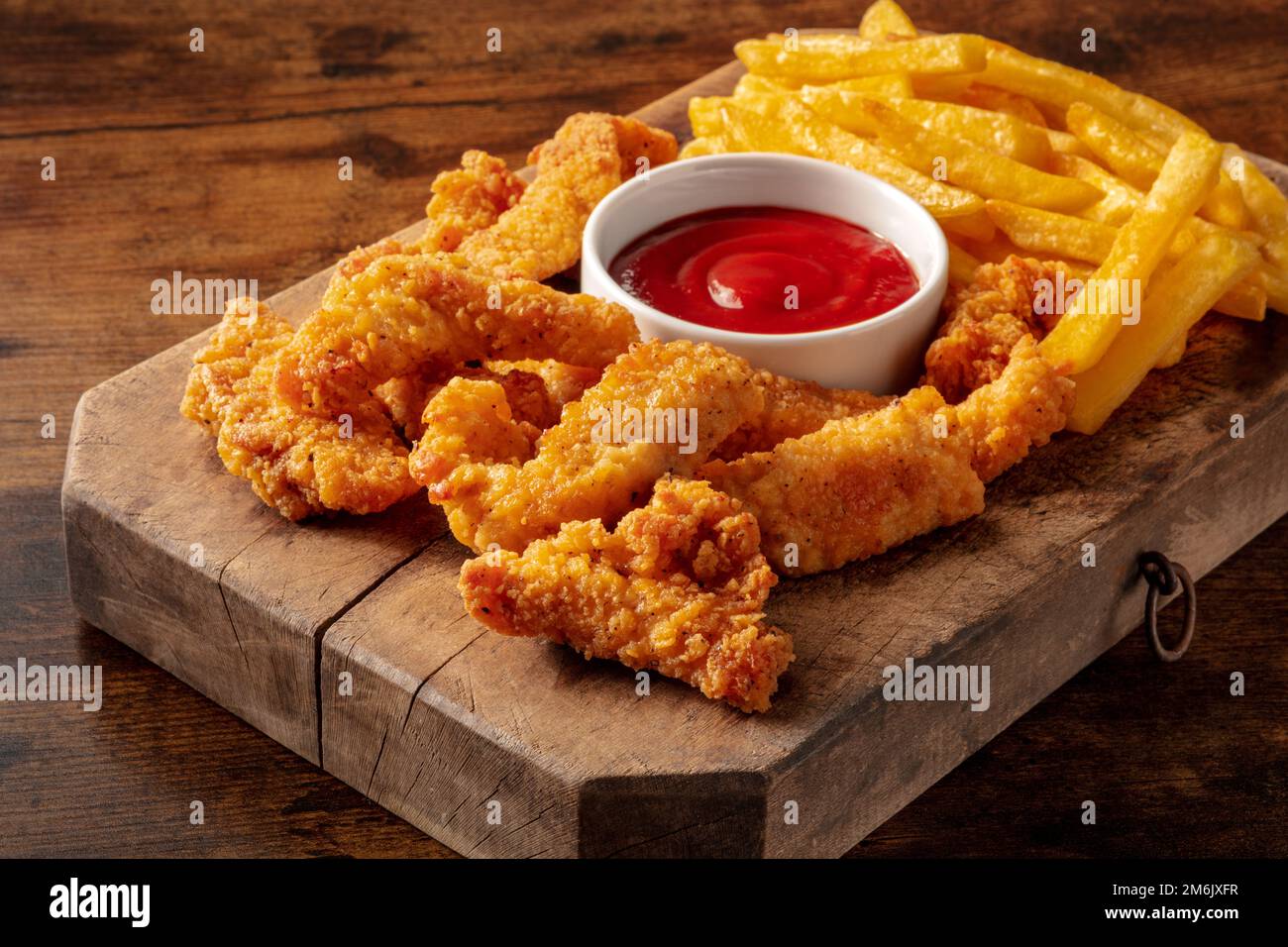 Pollini, pepite impanate, con un tuffo al barbecue e patatine fritte Foto Stock