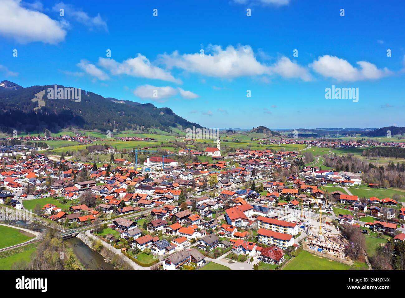 Panorama aereo di Pfronten con le attrazioni del comune Foto Stock