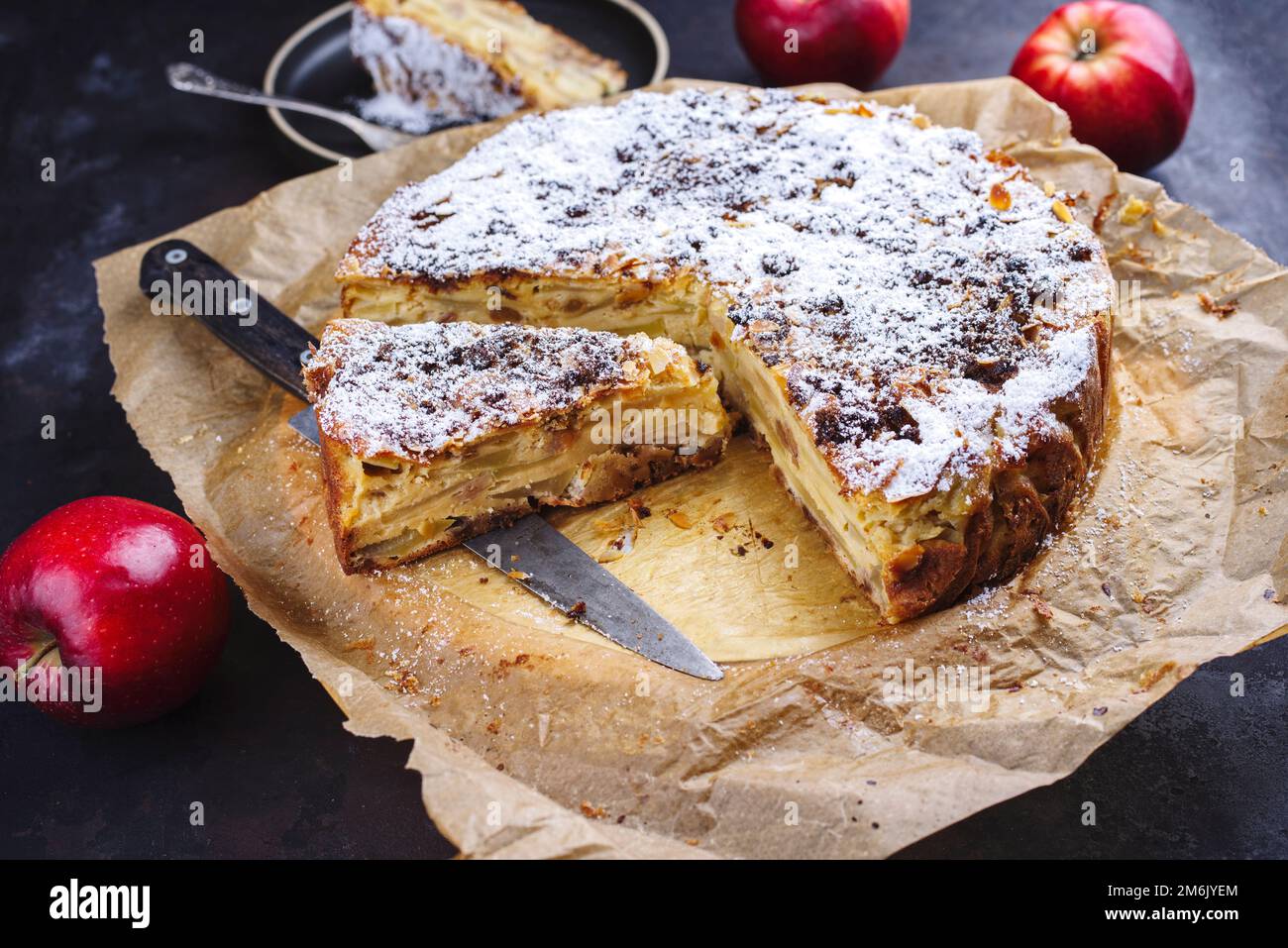 Tradizionale torta di mele siciliana cremosa di mele con zucchero a velo servito come primo piano su un piatto di design nordico Foto Stock