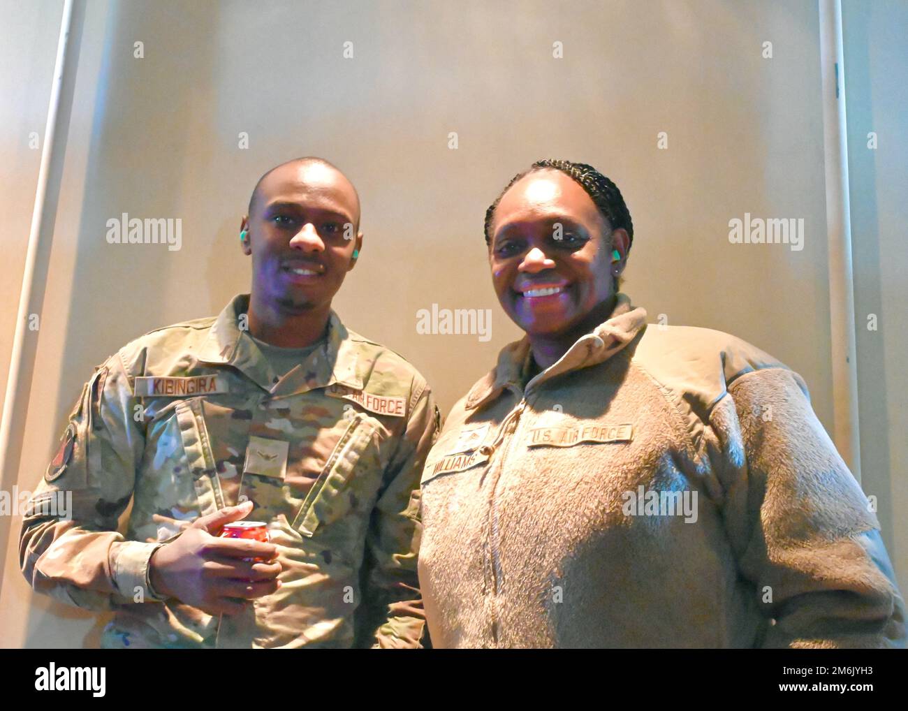 Sonja Williams (a sinistra), e Airman Espoir Kibingira, posa per una foto durante un giro su un C-130. Il volo è stato concepito per simulare un volo verso un altro paese ed è parte di un esercizio di preparazione all'implementazione della durata di una settimana. Foto Stock