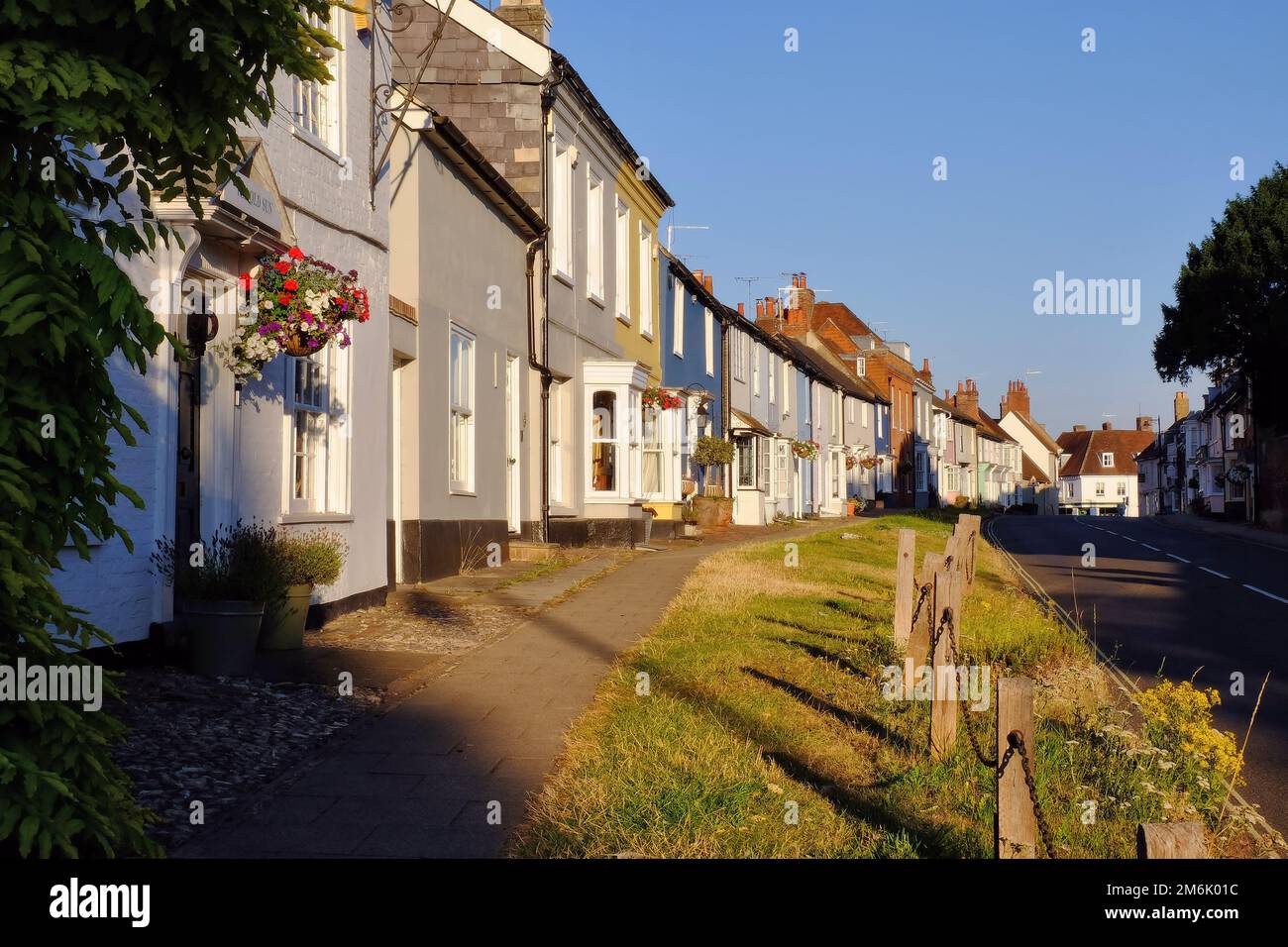 Alresford: Fila colorata di case georgiane su East Street subito dopo l'alba a New Alresford, Hampshire, Inghilterra Foto Stock