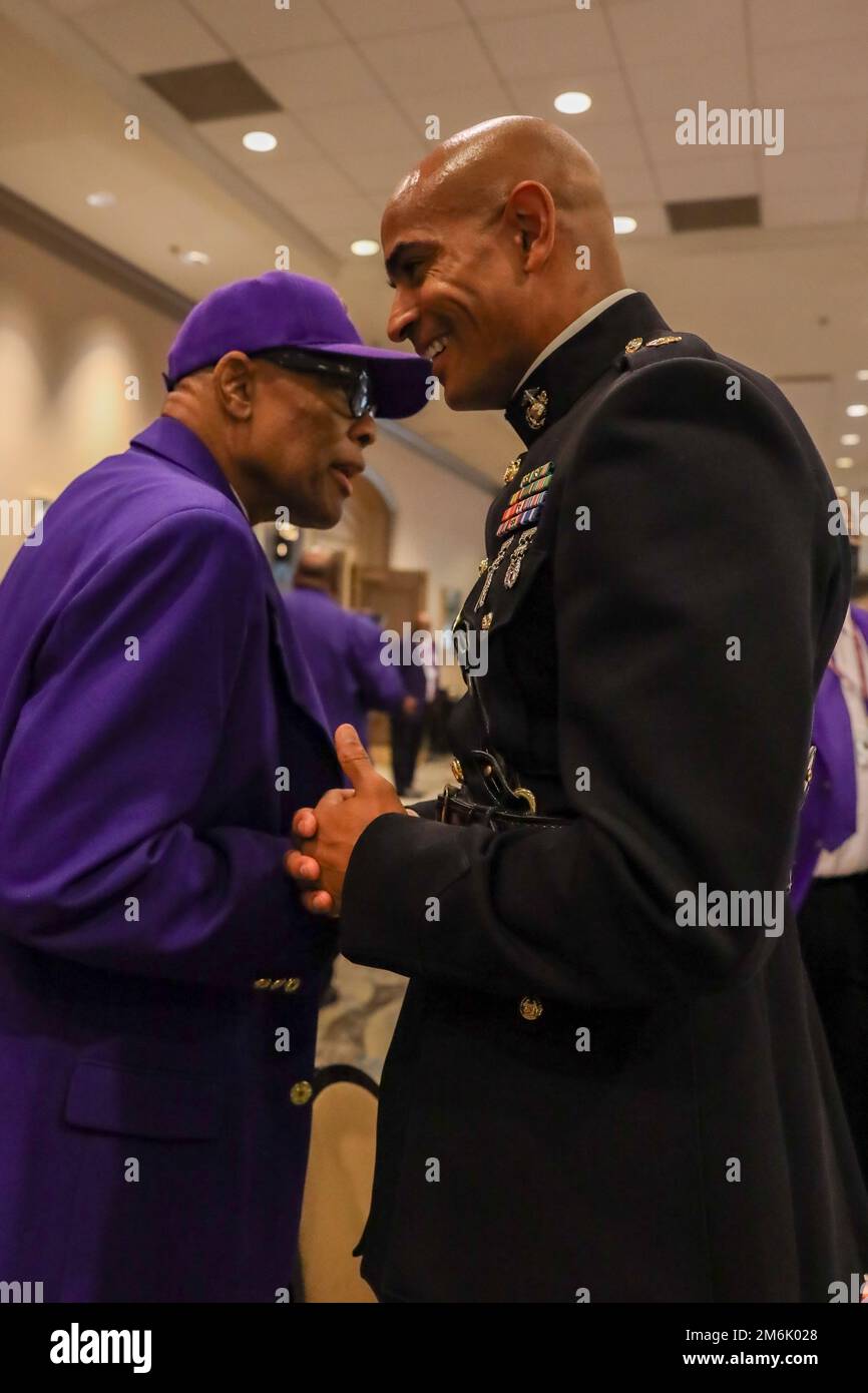 Il 8th Marine Corps District partecipa all'Omega psi Phi Fraternity Inc. 85th Annual 9th District Meeting Dallas, TX., 29 aprile 2022. Illustri guest speaker pensionato maggiore generale Craig Timberlake parla sui suoi 41 anni nel corpo e l'importanza del servizio. Foto Stock