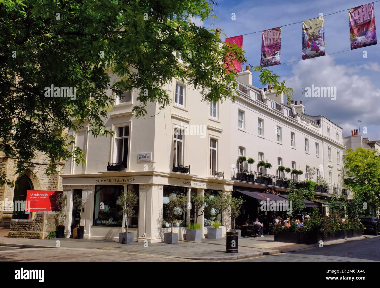 Edifici e striscioni colorati a Chester Square e Elizabeth Street a Belgravia, Londra, Inghilterra Foto Stock