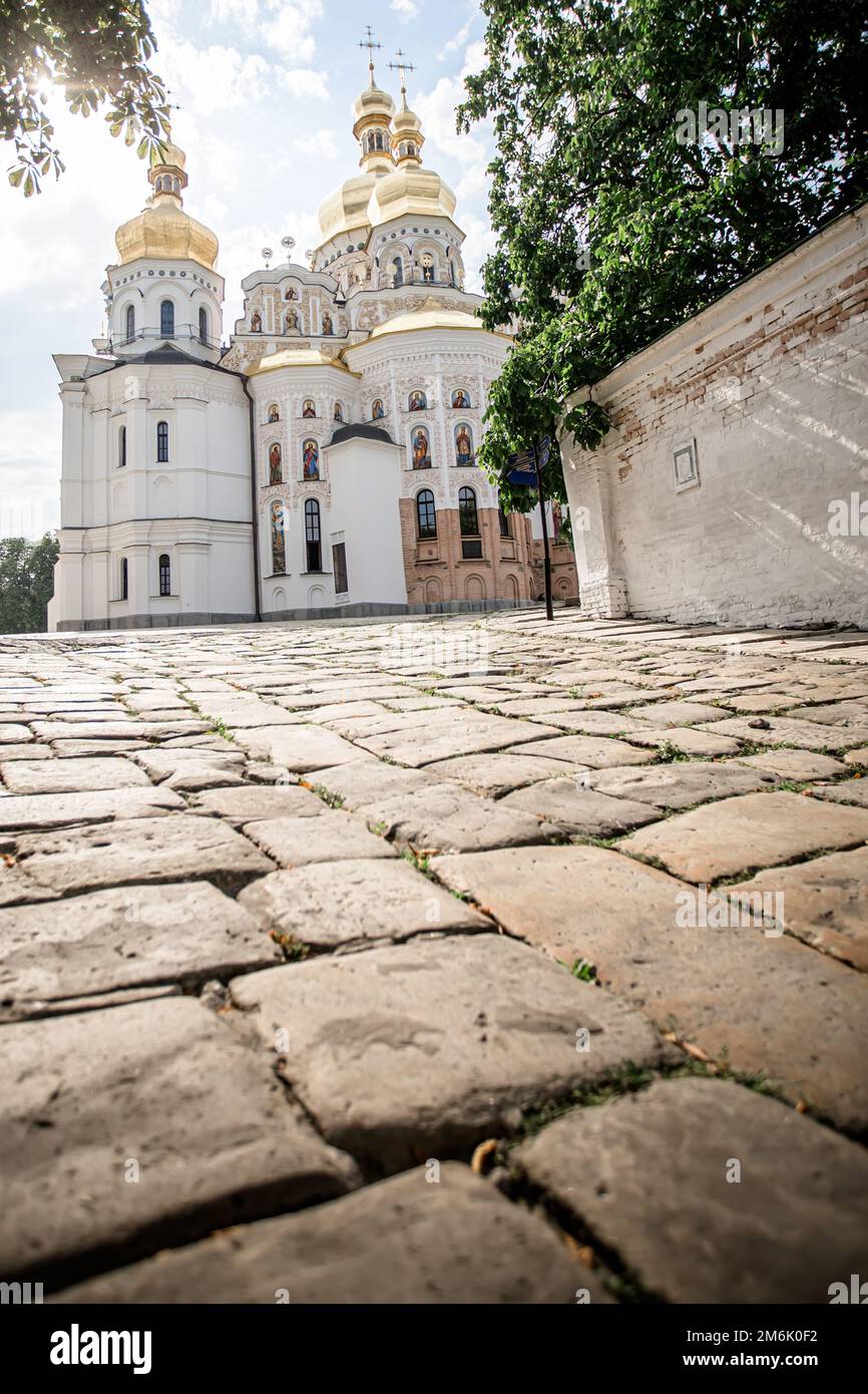 Vecchia pietra di pavimentazione sulla strada che conduce al tempio principale del Kiev-Pechersk Lavra. Patrimonio dell'umanità dell'UNESCO Foto Stock