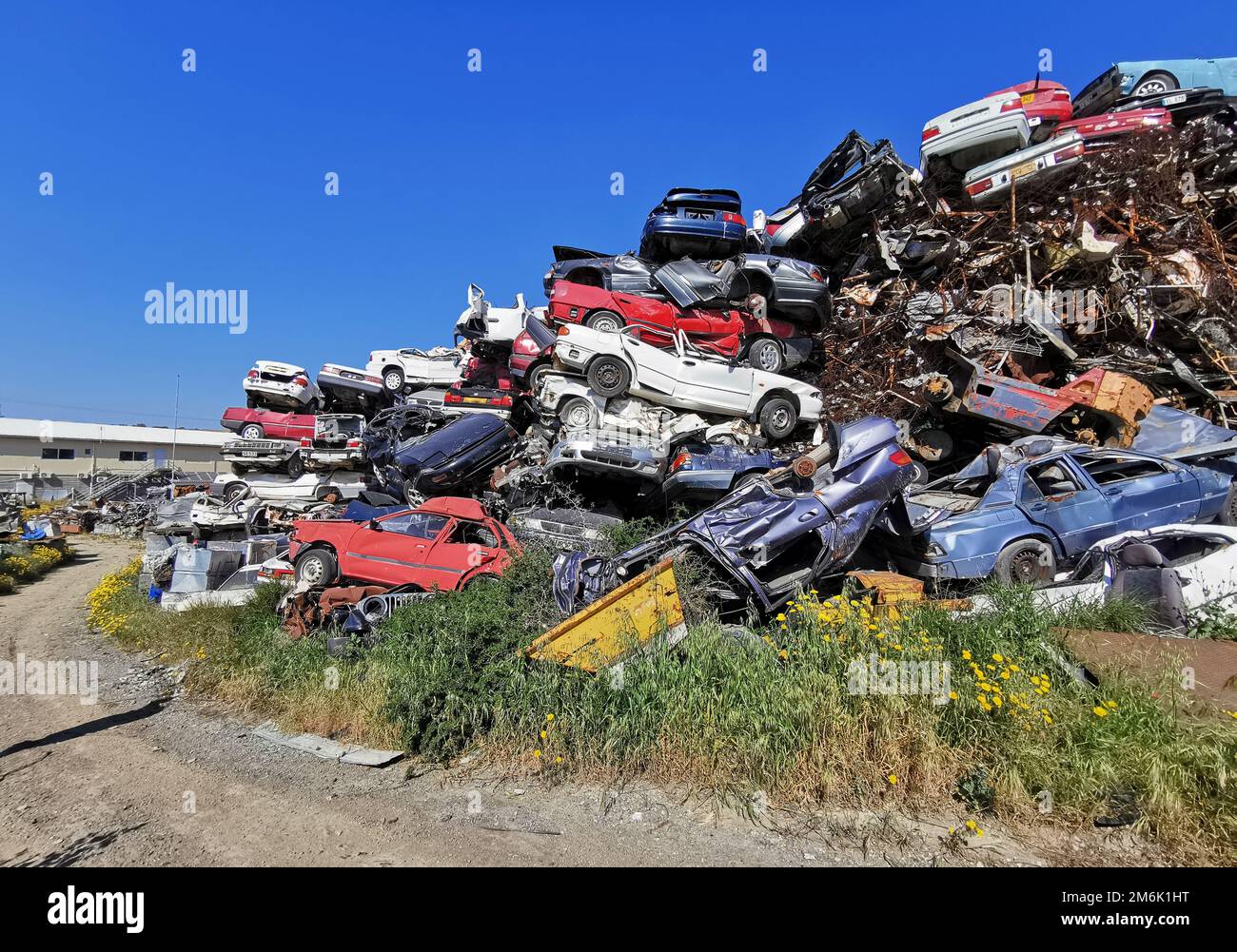 Cumulo di vari rottami auto e altri metalli su un deposito spazzatura pronto riciclaggio industria. Foto Stock