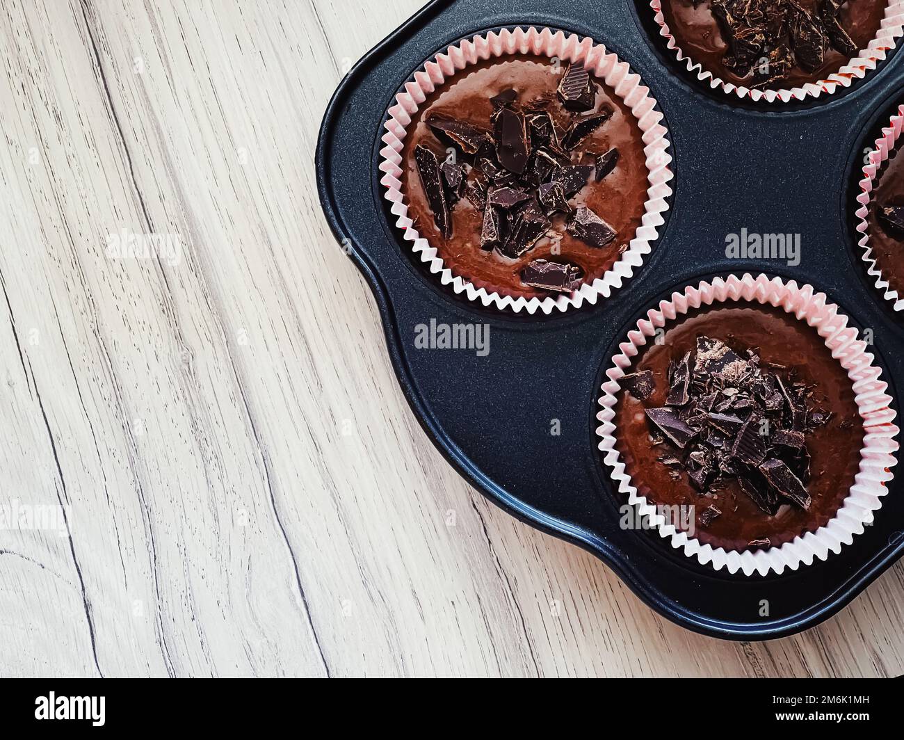 Pastella di muffin al cioccolato in forma di cottura, ricetta di torte fatte in casa, cibo e cucina Foto Stock