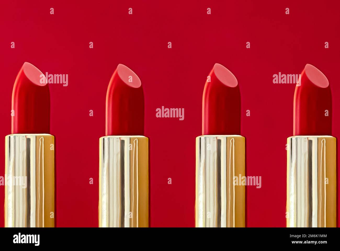 Rossetto rosso in tubi dorati su sfondo colorato, trucco di lusso e cosmetici per il design del marchio di bellezza Foto Stock