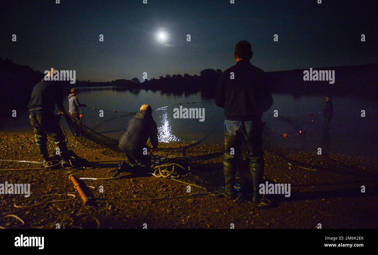 Pescatori di salmone sul fiume Tweed a Paxton nel maggio 2014 pesca di notte Foto Stock