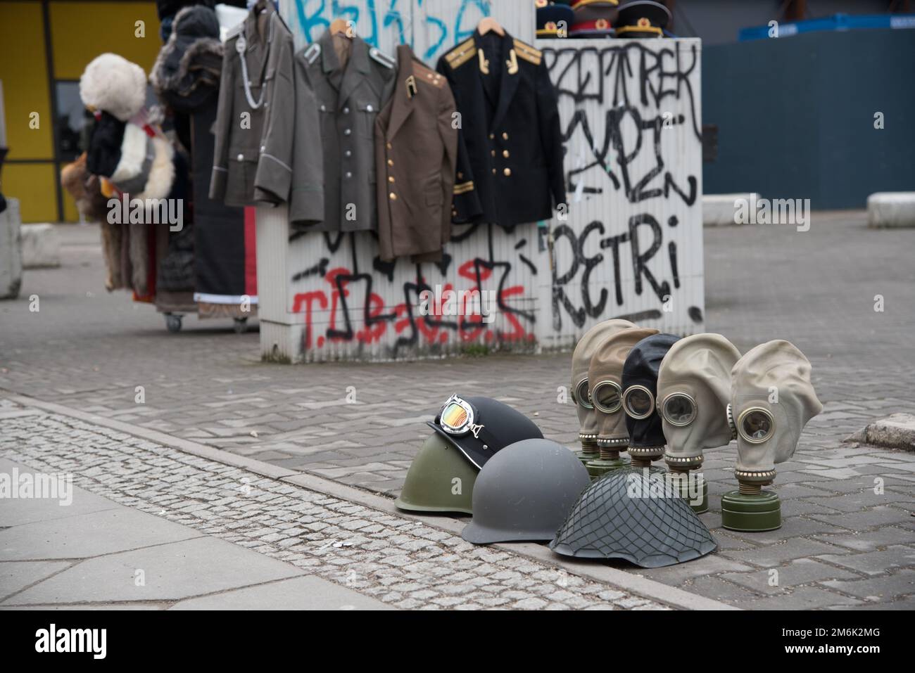 Maschera biologica di protezione tossica e soldati uniformi in vendita a Berlino Germania Foto Stock