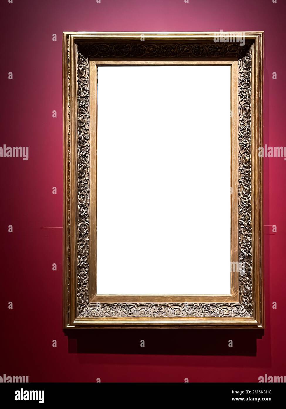 Antica cornice della galleria d'arte d'oro sul muro della casa d'aste o della mostra del museo, modello vuoto con copyspa bianca vuota Foto Stock