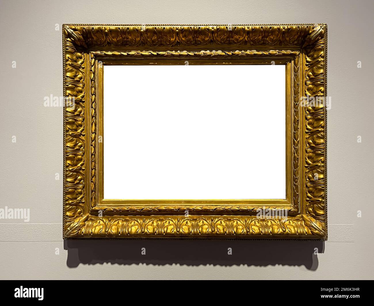 Antica cornice della galleria d'arte d'oro sul muro della casa d'aste o della mostra del museo, modello vuoto con copyspa bianca vuota Foto Stock