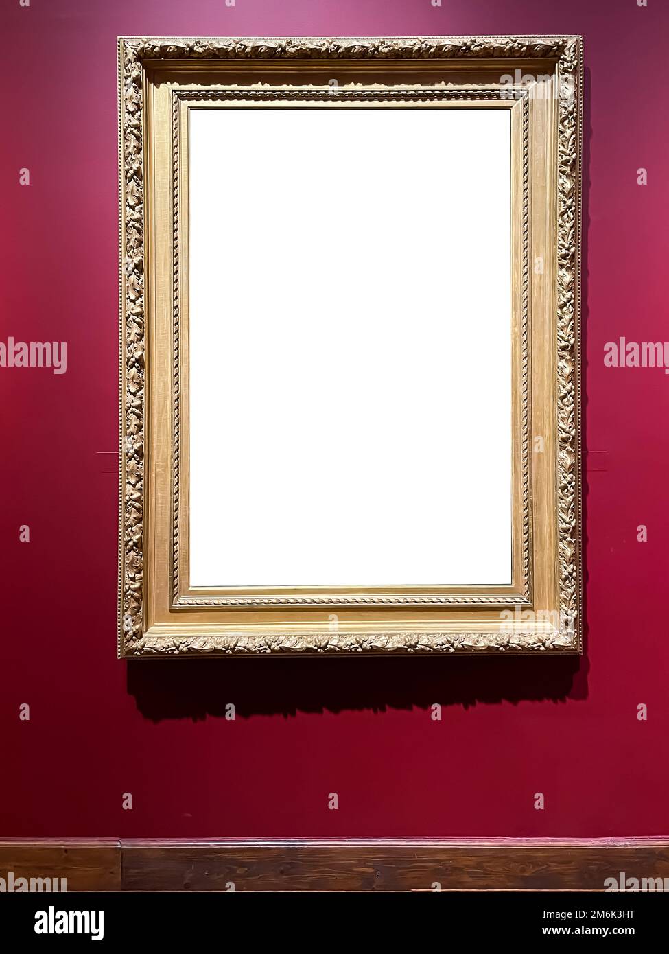 Antica cornice della galleria d'arte d'oro sul muro della casa d'aste o della mostra del museo, modello vuoto con copyspa bianca vuota Foto Stock
