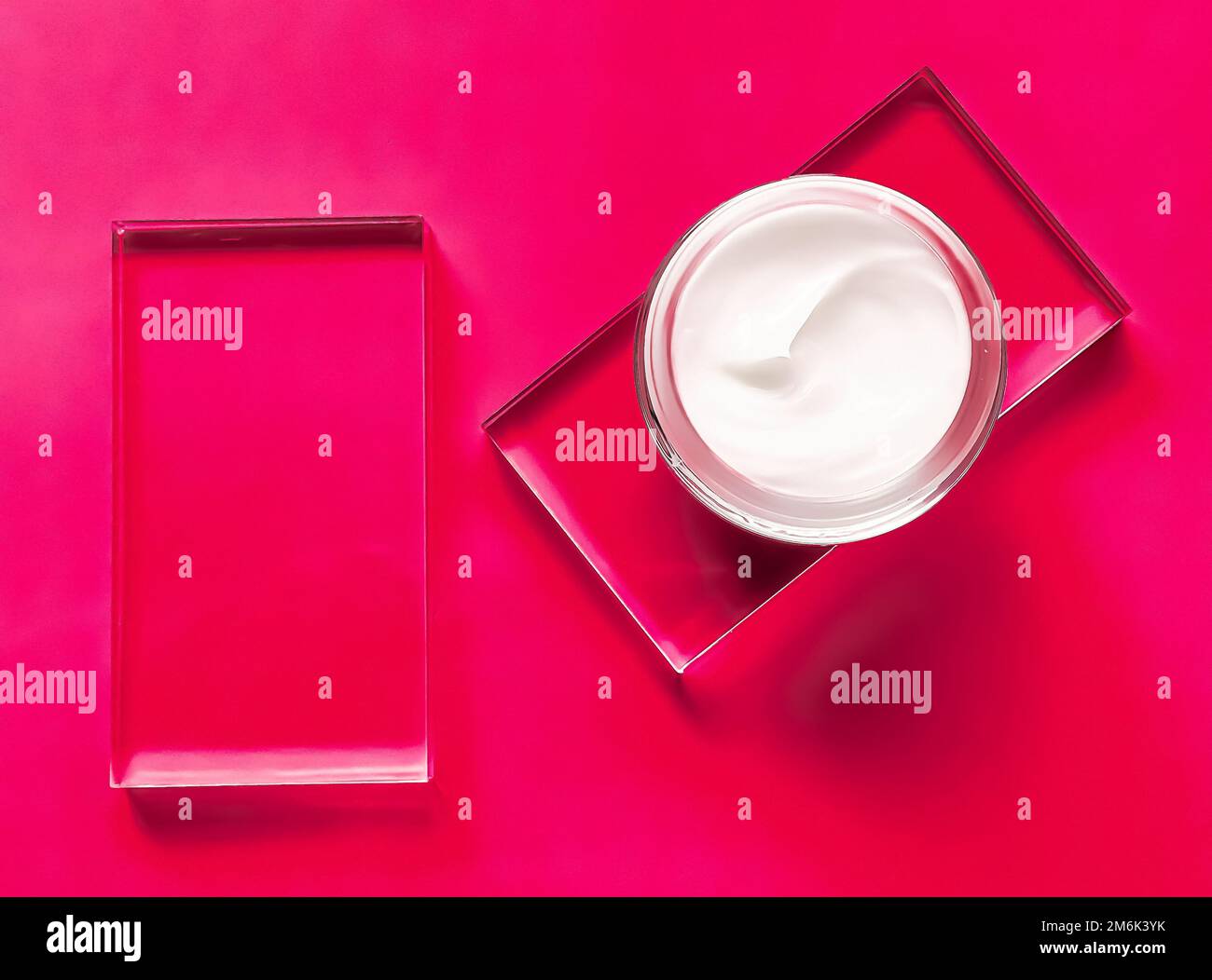 Crema viso vaso idratante su fondo di vetro e rosa, prodotti di bellezza e cura della pelle, scienza cosmetica Foto Stock