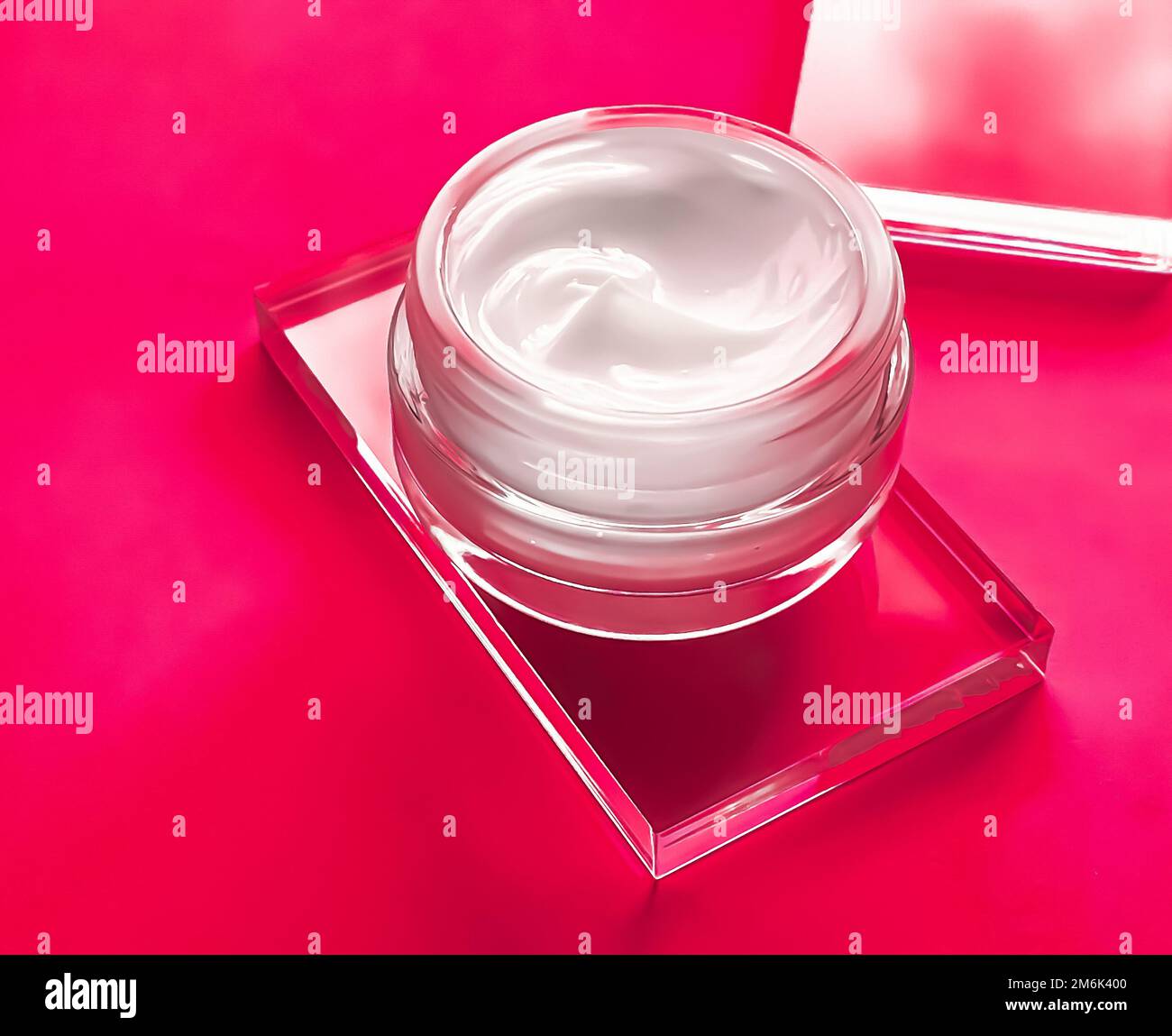 Crema viso vaso idratante su fondo di vetro e rosa, prodotti di bellezza e cura della pelle, scienza cosmetica Foto Stock