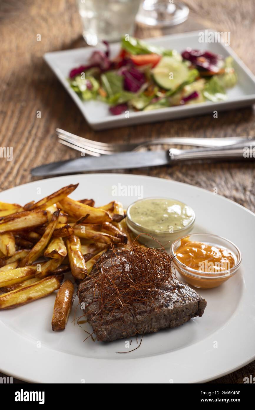 Bistecca con peperoncino e patatine fritte Foto Stock