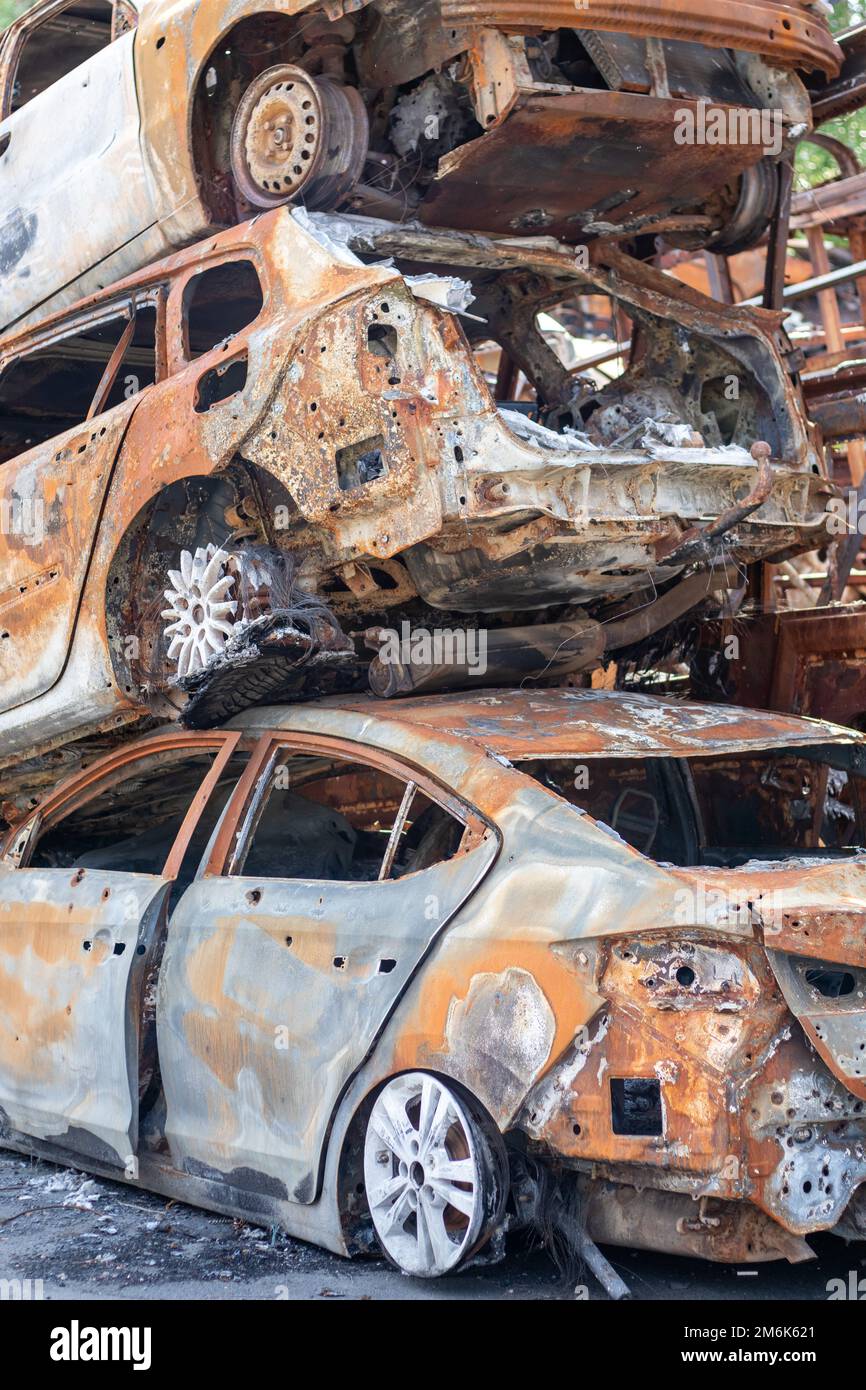 Una visione delle auto bruciate dopo gli attacchi missilistici da parte dell'esercito russo. Guerra della Russia contro l'Ucraina. Veicolo civile dopo il fi Foto Stock