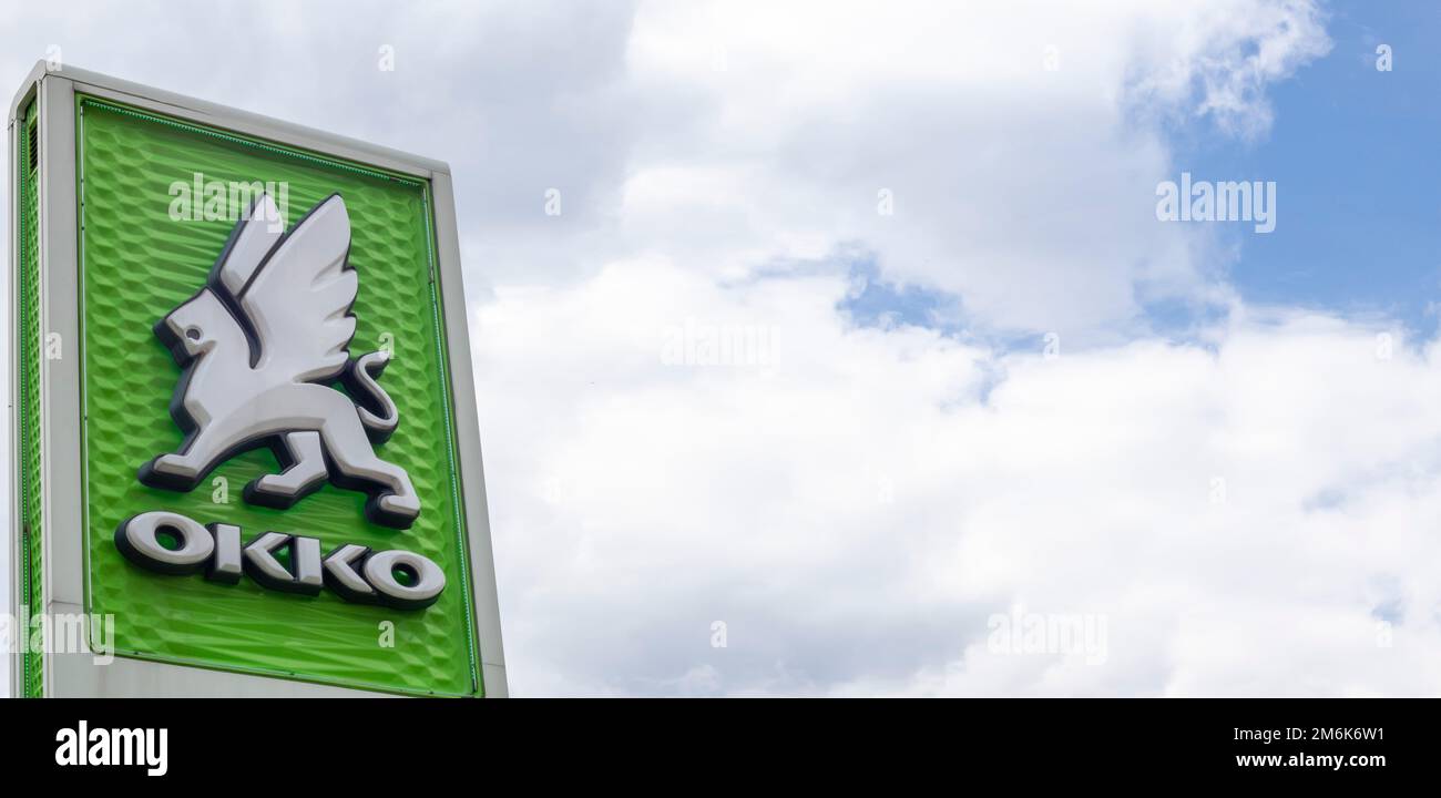 Una rete di stazioni di servizio in Ucraina OKKO con un negozio e un caffè. Logo contro un cielo blu con nuvole. Commercio al dettaglio di petrolio Foto Stock