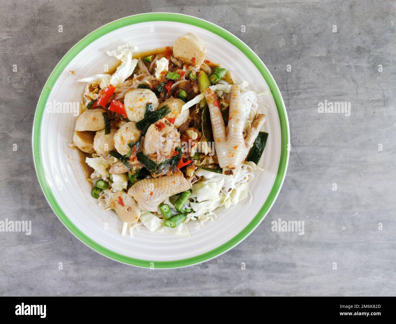 Khanom Chin. Tagliatella di riso con verdure e carne di pollo in un piatto bianco. Cibo di strada tailandese, cibo sano, Thailandia. Foto Stock