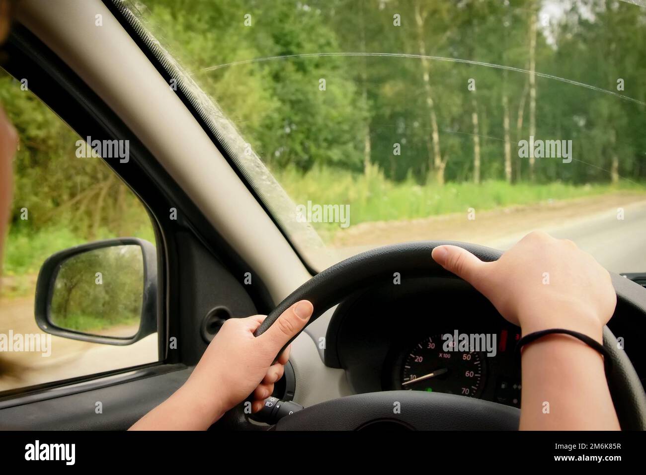 Donna alla guida di una vettura Foto Stock
