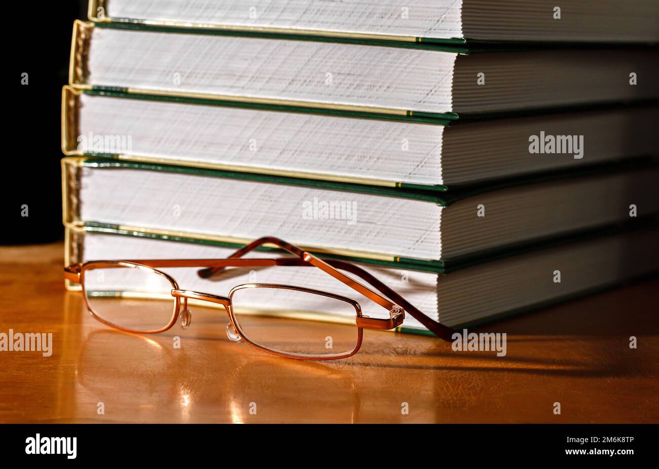 Bicchieri e libri Foto Stock