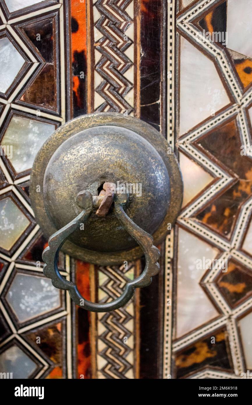 Arte ottomana con motivi geometrici su legno Foto Stock