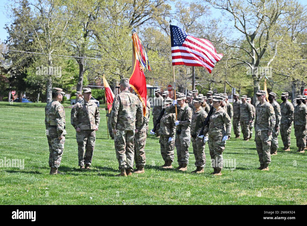 Il 29 aprile 2022 la Brigata del sostegno del 77th aveva un “Cambio di comando” sul campo Sharp situato a Fort Dix, NJ La sede centrale di 77th SUS BDE si trova a Fort Dix, NJ Il Comandante uscente col Matthew M. Cain sta passando i colori al nuovo Comandante entrante col Thomas J. Kim sui terreni della parata. Anche BG Jake S. Kwon ha festeggiato questo evento. (Foto scattate dal centro di supporto alla formazione di Fort Dix [TSC]) Foto Stock