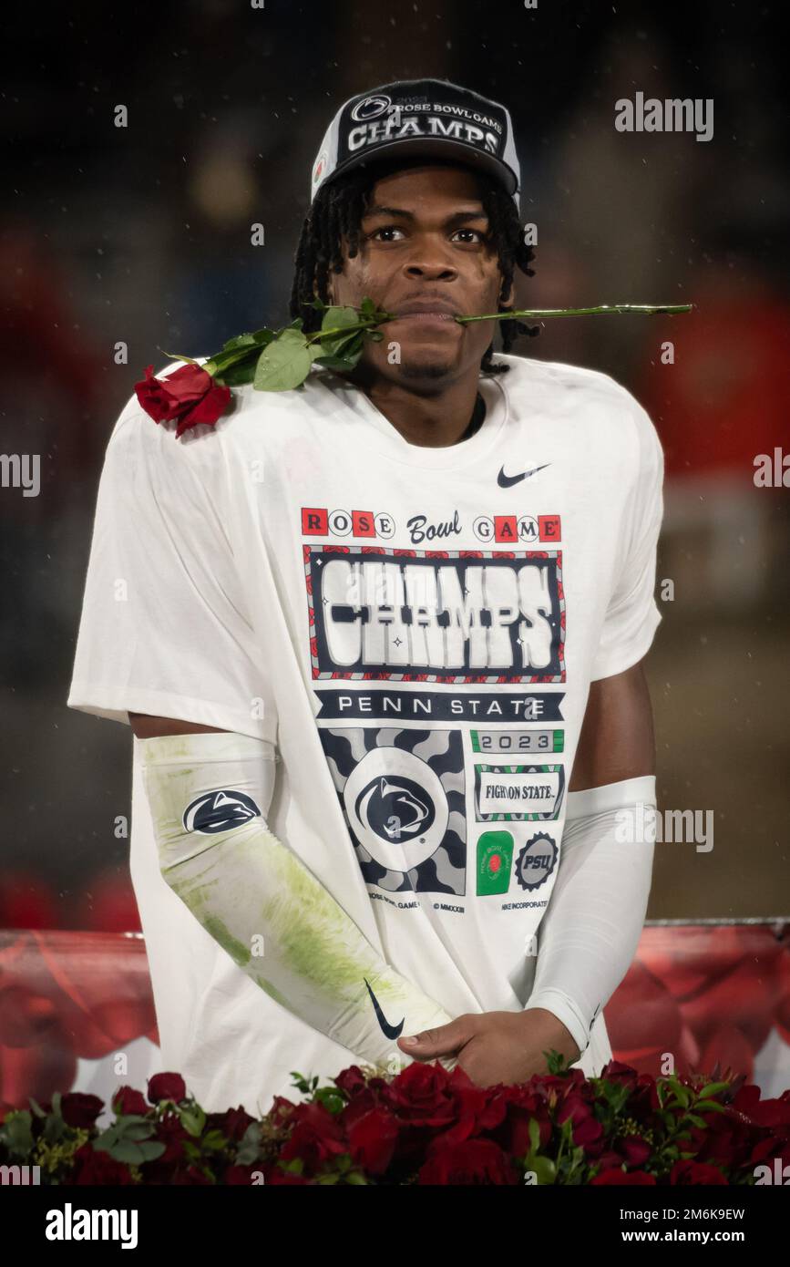 Ji'Ayir Brown (16 anni), safety dei Penn State Nittany Lions, si posa con una rosa in bocca dopo una partita di football universitario della NCAA. I Nittany Lions sconfissero gli Utes 35-21 lunedì 2 gennaio 2023 a Pasadena, California (ed Ruvalcaba/Image of Sport) Foto Stock