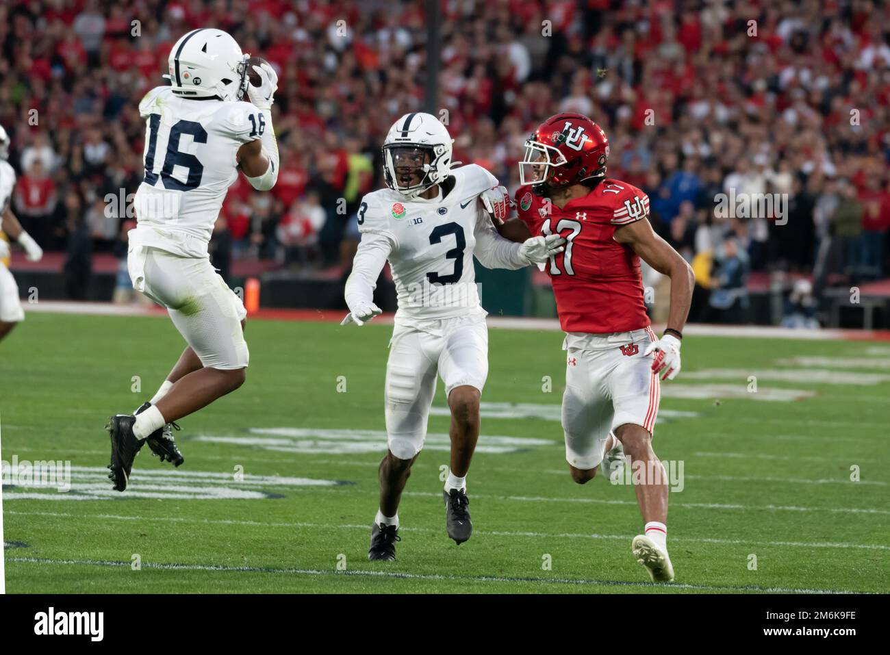 La safety dei Penn State Nittany Lions Ji'Ayir Brown (16) intercetta la palla per il wide receiver degli Utah Utes Devaughn Vele (17) durante una partita di football NCAA contro gli Utah Utes. I Nittany Lions sconfissero gli Utes 35-21 lunedì 2 gennaio 2023 a Pasadena, California (ed Ruvalcaba/Image of Sport) Foto Stock