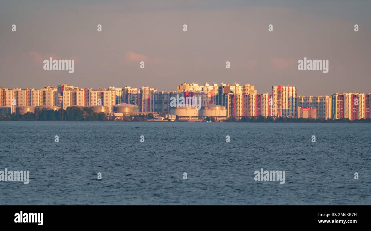 Il complesso residenziale sul lungofiume del fiume Neva sull'isola di Vasilievsky al tramonto Foto Stock Il complesso residenziale sul lungofiume del fiume Neva sull'isola di Vasilievsky al tramonto Foto Stock