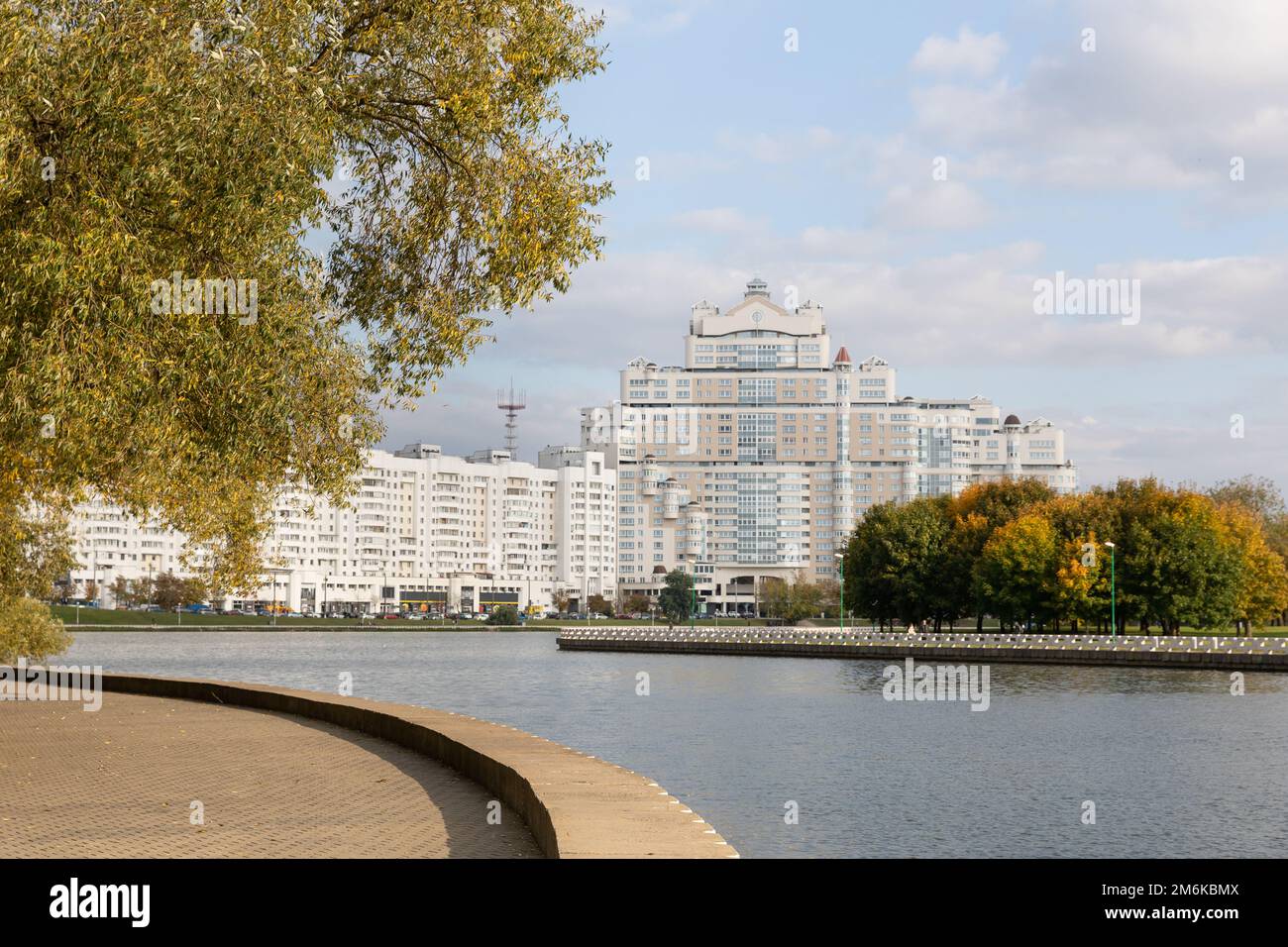 Paesaggio urbano in un giorno di sole autunnale Foto Stock
