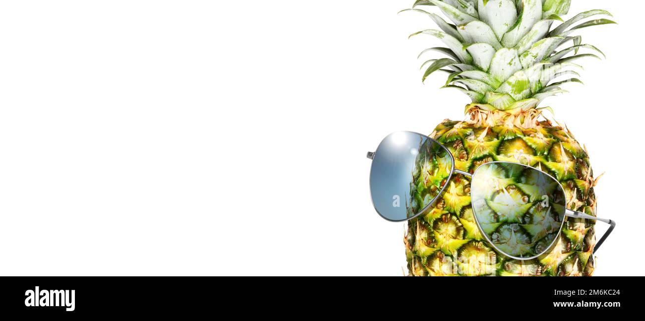 Ananas creativo con occhiali da sole su sfondo estivo. Foto Stock